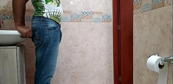  Los sorprenden follando en el baño de una fiesta